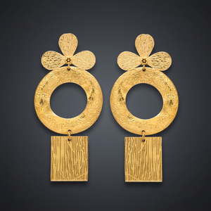 Boucles d'oreilles pendantes dorées, motif floral texturé, cercle carré géométrique, style vintage, en laiton plaqué or 18 carats, pour mariage et fiançailles - Product Image 2