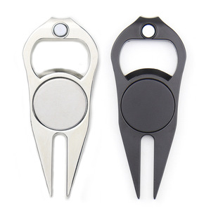 Venta al por mayor directa de fábrica: Herramienta multifuncional personalizada para reparar divots de golf con abridor de botellas y marcador de bola, en blanco, para personalizar. - Product Image 1