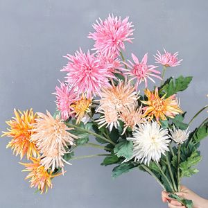 Chrysanthème artificiel en soie à trois têtes, motif griffe de crabe, <span class=keywords><strong>pour</strong></span> décoration intérieure et matériel de pose sur piquet - Product Image 1