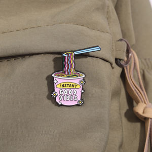 สีชมพูอาหารเส้นบะหมี่กึ่งสำเร็จรูปเข็มกลัดการ์ตูนตลกป้ายปกเครื่องประดับของขวัญสำหรับเด็กกระเป๋ายีนส์ hoodies ขายส่ง - Product Image 3