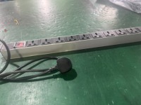 PDU universel personnalisable 1U 19 pouces pour montage en rack avec interrupteur et disjoncteur de surcharge, certifié CE, garantie 3 ans