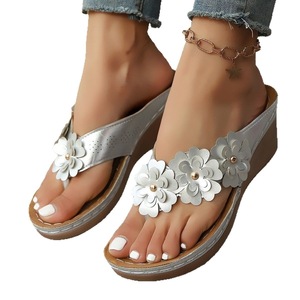 Nouvelles sandales compensées beige pour femme 2026 avec appliques florales et perles, mules à plateforme avec entre-doigts - Product Image 6