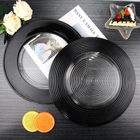 Assiette de service ronde transparente de 13 pouces en verre texturé noir à bords spirales modernes pour la restauration fine et la présentation