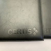 Porte-certificat A4 en cuir PU noir avec logo en relief personnalisé, porte-certificat en similicuir personnalisé