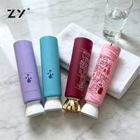 Tube souple en plastique vert foncé mat avec bouchon à clapet pour nettoyant visage, lotion mains et corps