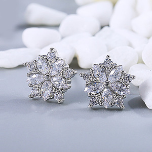 Orecchini a perno con fiore dolce per donna, accessori per l'orecchio semplici da indossare tutti i giorni - Product Image 2