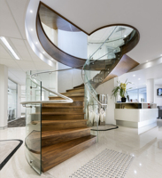 Villa de luxe, escalier intérieur incurvé, garde-corps intérieur en verre, acier, bois, escalier incurvé