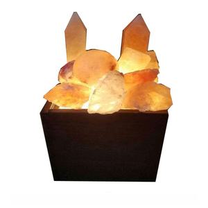 Experimente la luminosidad natural con los bloques de sal del Himalaya en cestas de madera y hierro, incluyendo cordón y bombilla. La mejor lámpara de sal. - Product Image 1