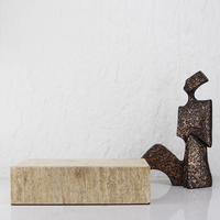 Sculpture abstraite de figure assise beige bronze moucheté, artisanat métallique, base en travertin, ornement de bureau d'hôtel, décoration de luxe