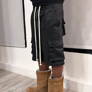 <span class=keywords><strong>Pantaloncini</strong></span> Streetwear Oversize a Gamba Larga in Pelle PU Nera di Lusso con Vita Alta Elastica Regolabile e Tasche Cargo - Product Image 2