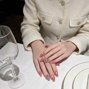 Vente en gros de faux ongles press-on français faits à la main de haute qualité, formes amande et carrées, en acrylique, personnalisables avec logo - Product Image 5
