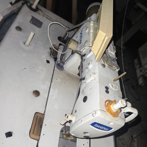 מכונת תפירה תעשייתית Brother 6200D, מחט אחת, מהירות גבוהה 4000 תפרים לדקה, משטח שטוח, 10 מ\\\"מ 4-6 מ\\\"מ, משומשת, שנה אחריות מתכת. - Product Image 3