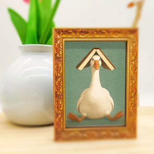 Un aimant de réfrigérateur en forme de livre en forme de canard blanc, avec une mini-peinture décorative amusante en bois et un design animalier créatif - Product Image 1