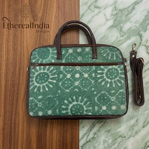 Bolso para portátil de algodón con estampado artesanal verde, tipo mensajero para oficina, con asa de regazo y correa. - Product Image 5