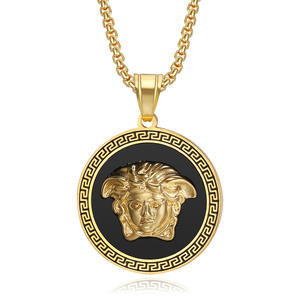Colgante Medusa de Cristal Estilo Hip Hop en Tono Dorado Mitología Griega Collar con Colgante de Medusa Gorgona Joyería de la Antigua Grecia Regalos para Mujeres y Hombres - Product Image 4