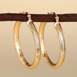 Orecchini a cerchio dorati da donna in ottone placcato oro, stile classico, gioielli da indossare tutti i giorni - Product Image 4