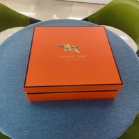 Boîte cadeau personnalisée en forme de livre avec insert pour deux bouteilles de vin et deux verres STPP