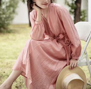 Abito lungo da donna rosa con scollo a V e cintura, maniche a sbuffo, abbottonatura frontale, in tessuto testurizzato, per vacanze estive - Product Image 3