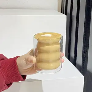 La taza de café de vidrio de borosilicato alto color desayuno está aislado vidrio de doble pared