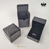 Petite boîte à bagues d'emballage cadeau de bijoux recouverte de cuir artificiel de crocodile marron personnalisée