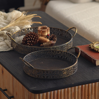 Ensemble de 2 plateaux ronds en métal vintage avec poignées décoratives vieillies pour un service élégant