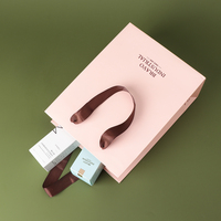 Sac shopping en papier rose clair de luxe avec logo personnalisé et poignées en ruban satiné pour emballage cosmétique/cadeau