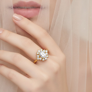 Anillo de Compromiso de Moissanita Chapado en Oro de 18K para Mujer, Corte Brillante Redondo, Diseño de Racimo en Forma de Flor, Estilo Clásico - Product Image 3