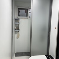 Cabane modulaire Lavender Field Provence, maison préfabriquée à ossature acier avec portes vitrées, cabane de glamping dans le style campagne française