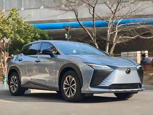 Lexus RZ <span class=keywords><strong>2023</strong></span> 450e DIRECT4 Premium, SUV de 5 Plazas, Interior Claro Automático, Eléctrico, Usado, Volante a la Izquierda, Ruedas R18 - Product Image 3