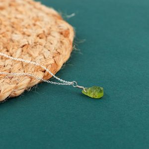 Collar con Colgante de Piedra Natural, Envuelto en Alambre, Gema Verde Cruda, Unisex, para Uso Diario - Product Image 3