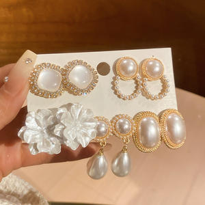 En gros Boucles d'oreilles pour femmes, élégantes et décontractées, à tige en argent, motif fleur, perle et strass, lot - Product Image 4