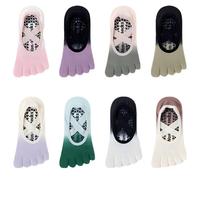 Chaussettes de yoga et de Pilates antidérapantes personnalisées OEM pour femmes, à faible MOQ, avec sangles, cinq orteils, pour barre, fitness, reformer, studio, en coton, antidérapantes