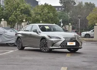 L-uxury 4-Door Le. Berline Xus avec des caractéristiques de performance améliorées, voiture à essence
