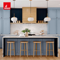 Armoire de cuisine encastrée Alland Painted Mist, peinte bleu marine et teintée en érable, avec étagères flottantes à grain de bois