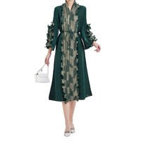 Robe midi plissée Miyake élégante et amincissante, avec imprimé doré, volants et manches étagées, idéale pour les soirées mondaines