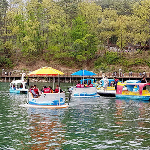Barco de <span class=keywords><strong>Donut</strong></span> eléctrico personalizado en stock, barco de barbacoa flotante inflable con mesa de parrilla de acero y almacenamiento de enfriador impermeable - Product Image 3