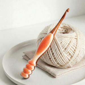 Ganchillo de madera duradero hecho a mano con mango de resina naranja, accesorio de costura para manualidades de arte popular DIY - Product Image 1