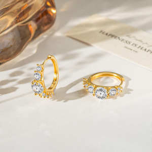Pendientes de Aro de Oro de 14k con Diamantes Engastados en Garra, Forma Geométrica para Boda EKA-090 - Product Image 2