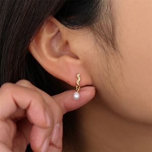 ต่างหูมุกประดับทอง 18k คุณภาพสูง รูปทรงไม่สมมาตร - Product Image 6