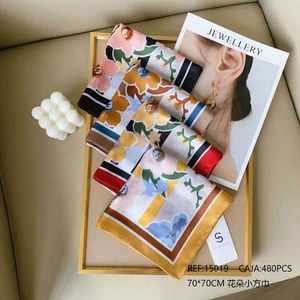 Foulard Quadrato Floreale 70x70cm in Seta Stampata, Accessorio Moda Donna - Product Image 1