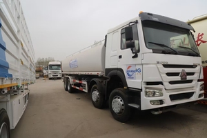 Camión rociador HOWO de servicio pesado China 4x2 camión cisterna de agua con motor central - Product Image 6