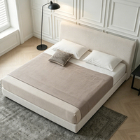 Lit double king size moderne en tissu capitonné blanc crème, mobilier de chambre à coucher de luxe, avec cadre de lit queen size simple et lumineux pour hôtel