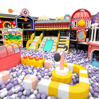 Aire de jeux intérieure personnalisée Kaleidoscope avec toboggan, filet d'escalade, piscine à balles, tunnel interactif pour enfants, jeux souples certifiés CE TUV CPC