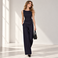Ensemble élégant pour femmes, haut sans manches à rayures fines et pantalon large.