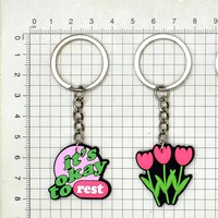 Offre Spéciale nouveau coloré gonflé PVC lettre personnalisée 3D caoutchouc souple étanche affirmation positive mignon dessin animé porte-clés pour