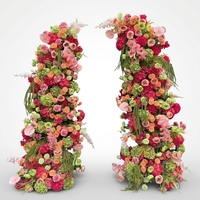 Arche florale de luxe verte et rose vif avec guirlande florale fuchsia pour décorations de table de mariage et de fête
