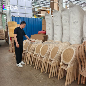 Chaise de salle à manger empilable LEDA en cuir PU, style bistrot moderne, durable, pour événements, inspirée des fermes anciennes françaises - Product Image 3