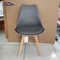 Chaise de salle à manger rembourrée confortable, chaise ergonomique à coque en plastique avec pieds en bois de hêtre pour hôtel, restaurant, banquet