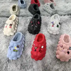 Tiktok Sandal Gelembung Berbulu Bentuk Model Meledak dengan Bulu Grosir Sandal Gelembung Berbulu Eva Musim Dingin dengan Jimat