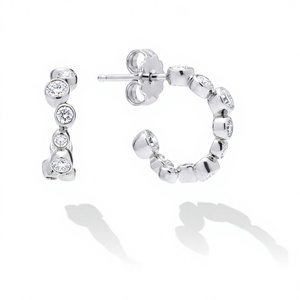 Boucles d'oreilles créoles minimalistes plaquées or 18K 14K avec diamant rond serti clos, bijoux de mariage délicats pour femmes - Product Image 2
